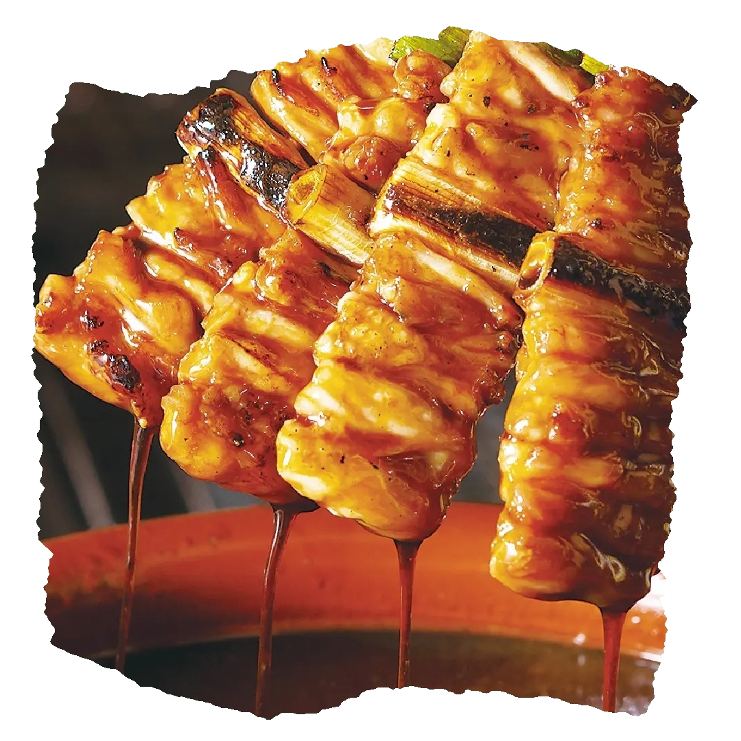 秘伝のタレに串を絡める