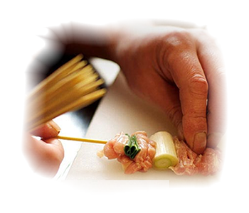 焼鳥の手仕込み作業