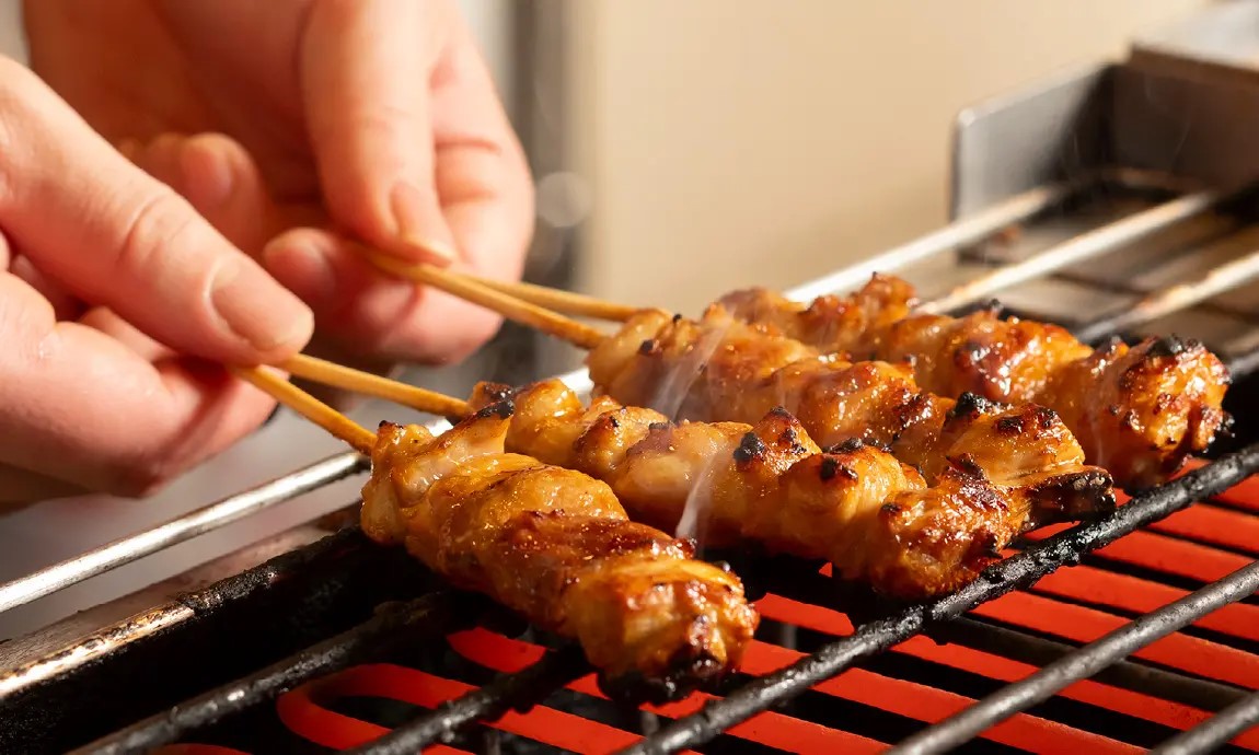 炭火グリルで焼く手元・こだわりの火入れ
